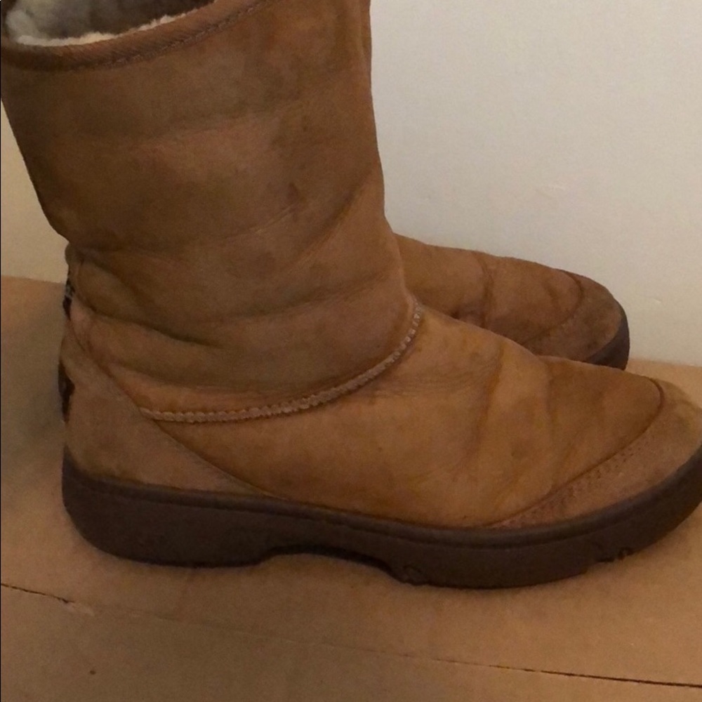 UGGS - Picture 3 of 8